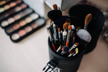 Фотография к новости: Политики Германии тратят тысячи евро на визажистов и фотографов — СМИ