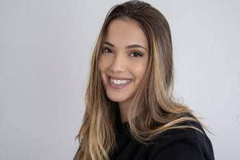 Фотография к новости: Португальская певица покорила Казнет исполнением казахской песни