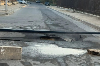 Фотография к новости: Прорыв трубопровода в Актау повредил автомобиль и оставил яму на дороге