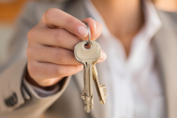 Фотография к новости: Афера на миллионы: В Семее женщина обманула пенсионера при покупке квартиры