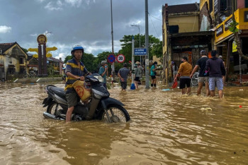 Фотография к новости: Во Вьетнаме десятки тысяч домов ушли под воду, 16 погибших