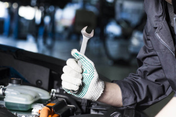 Фотография к новости: Актюбинка добилась сноса автосервиса ради здоровья ребёнка