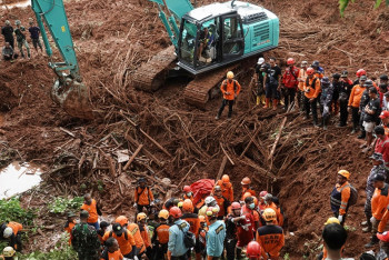 Фотография к новости: Ливни вызвали смертельный оползень в Индонезии, 10 погибших