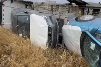 Фотография к новости: Автовоз с новыми авто опрокинулся в кювет в Акмолинской области