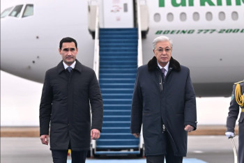 Фотография к новости: Токаев лично встретил Бердымухамедова в аэропорту Астаны