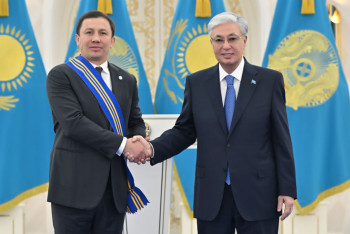 Фотография к новости: Токаев принял Головкина и вручил ему орден "Барыс" I степени