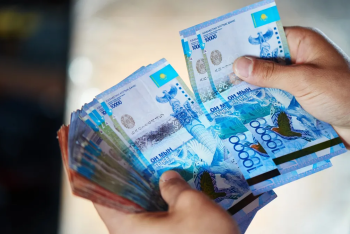 Фотография к новости: Тенге вытесняет доллар: доля вкладов в нацвалюте достигла исторического рекорда