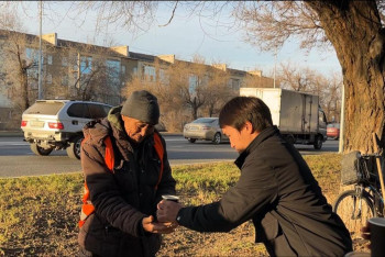 Фотография к новости: Талдыкорганцы устроили тёплый сюрприз коммунальщикам на улицах города