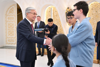 Фотография к новости: Токаев поздравил юных чемпионов мира по шахматам