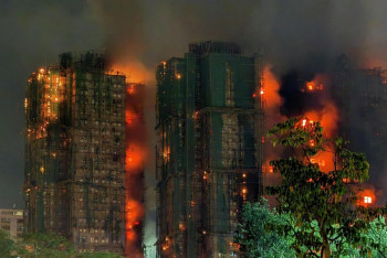 Фотография к новости: По делу о крупном пожаре в жилом комплексе в Гонконге арестованы восемь человек