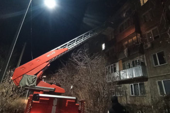 Фотография к новости: Карагандинские спасатели через окно пришли на помощь троим детям