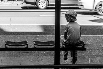 Фотография к новости: Люди мёрзнут на улице: в Актау закрыли модернизированные остановки