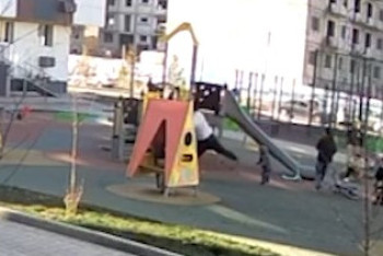 Фотография к новости: В Алматы мужчина пнул ребёнка на детской площадке: заведено уголовное дело