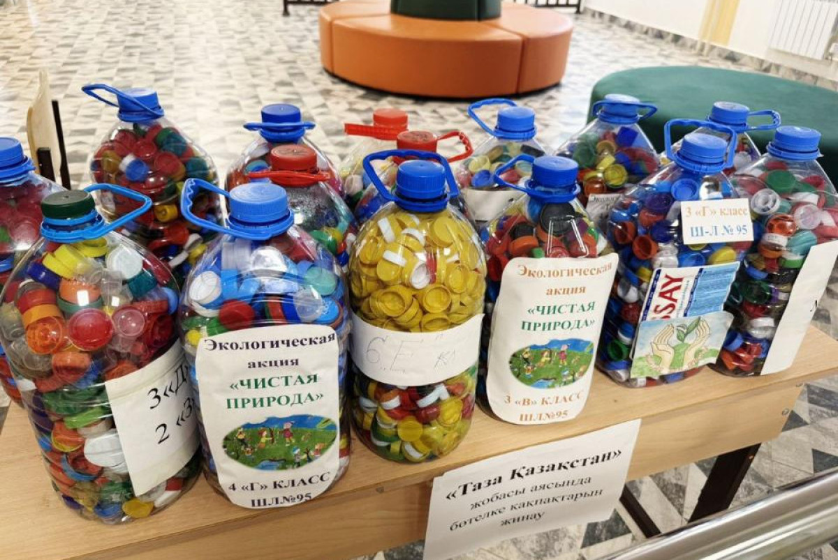 Школьники Астаны собирают тысячи крышек, чтобы спасти детские жизни