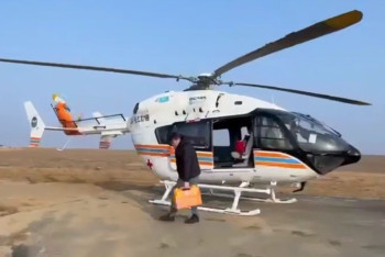 В Атырау вертолётом МЧС экстренно доставили пациента из отдалённого района