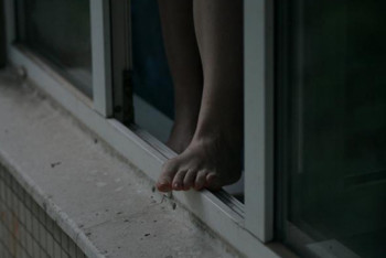 Девушка пыталась спрыгнуть с 5 этажа в Астане