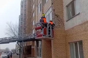 В Астане чудом избежали ЧП: спасатели предотвратили обрушение облицовки дома