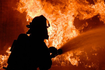 Фотография к новости: Два автомобиля и крыша гостиницы горели в Астане