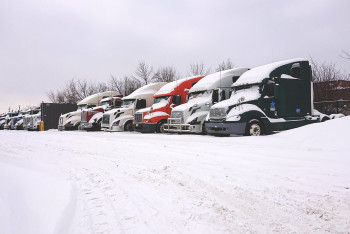 Фотография к новости: В ВКО из-за непогоды ограничили движение крупногабаритного транспорта