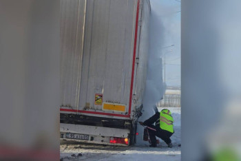 Фотография к новости: Полицейские в ВКО предотвратили возгорание грузовика на трассе