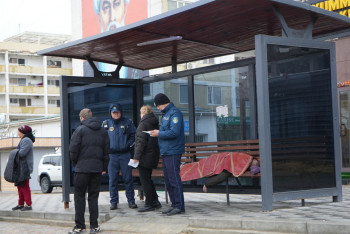 Фотография к новости: На автобусной остановке в Актау обнаружили тело мужчины