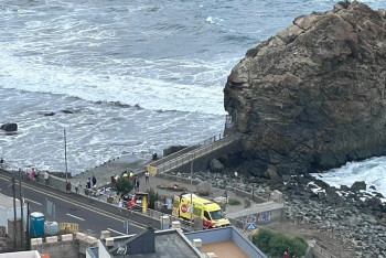 Волна убила трех человек на испанском острове Тенерифе