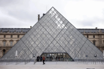 Фотография к новости: В библиотеке Лувра из-за протечки пострадали книги и документы