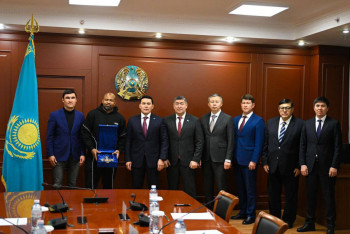 Глава Минспорта Ербол Мырзабосынов встретился с легендой бокса Роем Джонсом