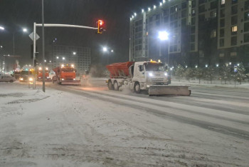 Более 1200 единиц спецтехники расчищали снег ночью в столице