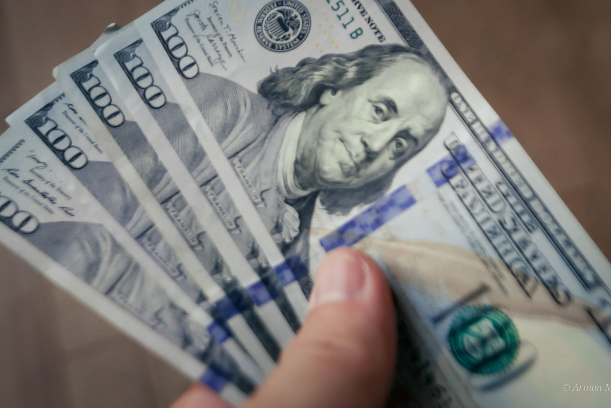 На бирже зафиксировали скачок курса доллара сразу на 5,5 тенге