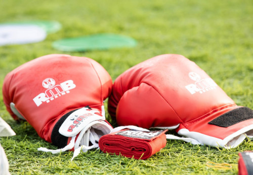 Фотография к новости: Сакен Бибосынов вышел в полуфинал ЧМ-2025 в Дубае и гарантировал Казахстану медаль