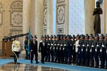 Фотография к новости: Токаев встретил президента Ирана в Акорде