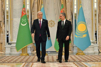 Фотография к новости: Токаев прибыл в Ашхабад для участия в международном форуме