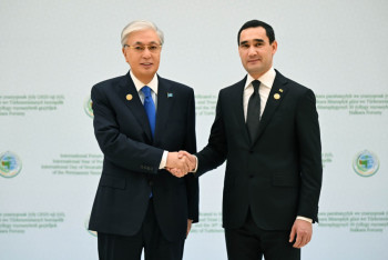 Фотография к новости: Токаев прибыл в Конгресс-центр для участия в международном форуме в Ашхабаде