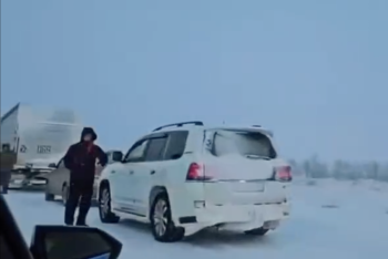 Фотография к новости: Водители выезжают в буран: МВД просит водителей не рисковать жизнью