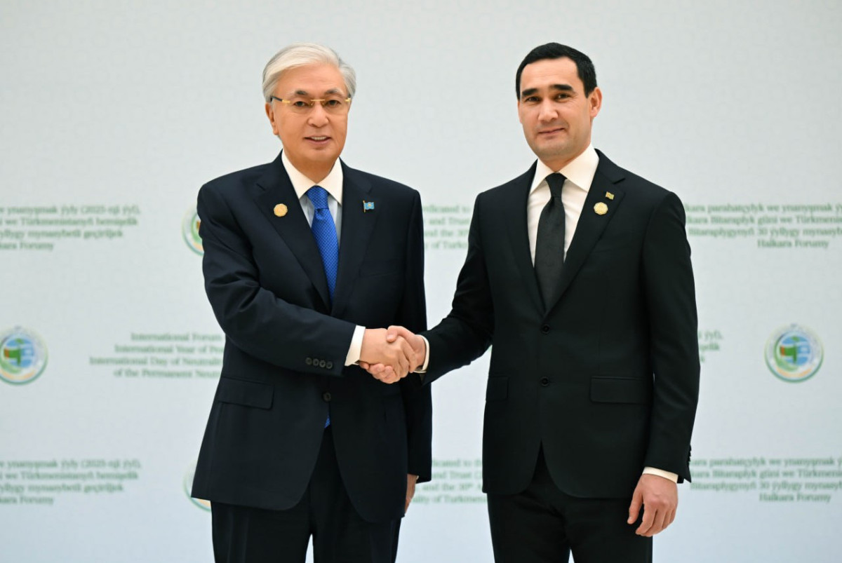 Токаев прибыл в Конгресс-центр для участия в международном форуме в Ашхабаде