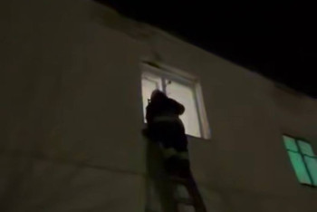 Фотография к новости: В Макинске спасатели освободили запертого в квартире двухлетнего ребёнка