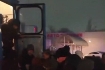 Фотография к новости: Рейсовый автобус столкнулся с грузовым автомобилем: эвакуированы 48 человек