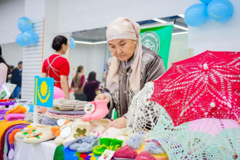 Фотография к новости: Более 100 ремесленников страны выставили свои изделия на ярмарке в Астане