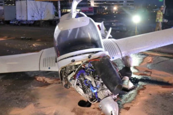 Фотография к новости: В Германии самолёт аварийно сел на оживлённой улице, пострадали три человека