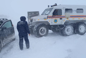 Фотография к новости: Автобус с 57 пассажирами-иностранцами застрял в снежном плену на трассе в Актюбинской области