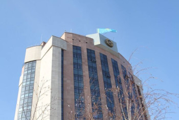 Фотография к новости: В МВД разъяснили правила использования государственных флагов на авто