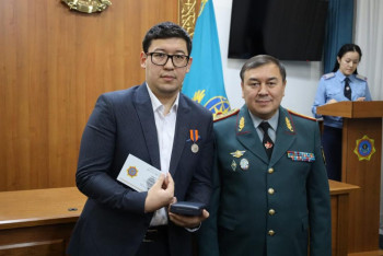 Фотография к новости: Астанчанина наградили медалью за спасение мужчины, провалившегося под лёд