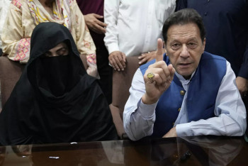 Фотография к новости: Экс-премьера Пакистана Имрана Хана и его жену приговорили к 17 годам тюрьмы