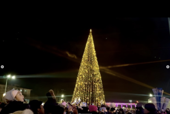 Фотография к новости: В Конаеве зажглись огни главной новогодней ёлки