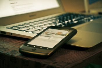 Фотография к новости: В Польше 8 подростков госпитализировали после взрыва смартфона