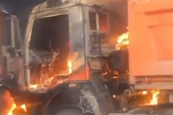 Фотография к новости: Грузовик загорелся на открытой территории в Рудном