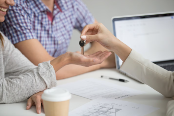 Фотография к новости: Продал и отсудил обратно: почему покупка квартиры может закончиться потерей жилья и денег