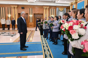 Фотография к новости: Токаев вручил ключи от квартир сотрудникам прокуратуры и силовых структур