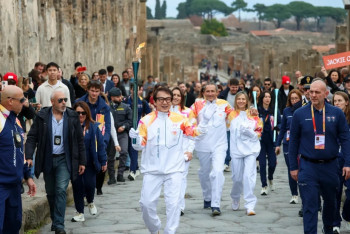 Фотография к новости: Джеки Чан пронёс олимпийский факел по руинам Помпеи